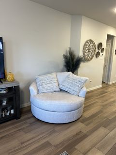 Milani Swivel Oversized Chair & A Half | Living Spaces